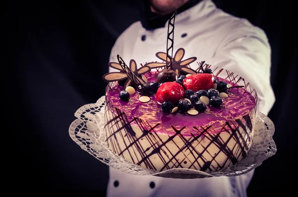 Confeiteiro e um bolo — Fotografia de Stock