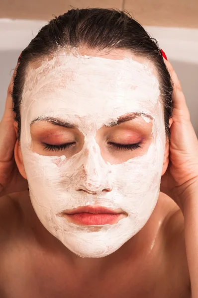 Mädchen im Badezimmer — Stockfoto