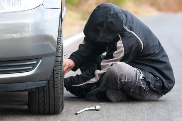 Junger Mann repariert Auto im Freien — Stockfoto