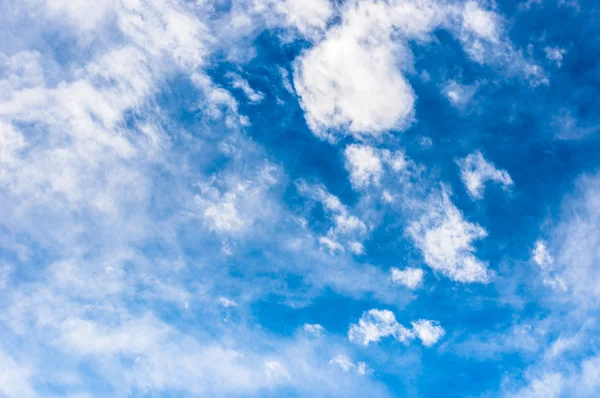 Ciel bleu profond avec nuages — Photo