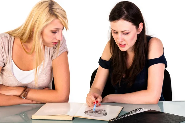 Zwei schöne Studentinnen machen sich bereit für die Schule — Stockfoto