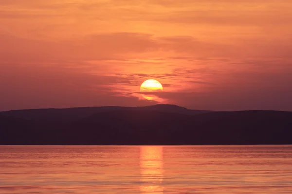 Puesta de sol en la playa con cielo rojo — Foto de Stock