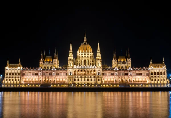 ブダペスト、ハンガリー国会議事堂の夜の詳細 — ストック写真