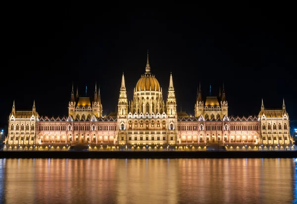 Nacht detail van het Parlementsgebouw in Boedapest, Hongarije — Stockfoto