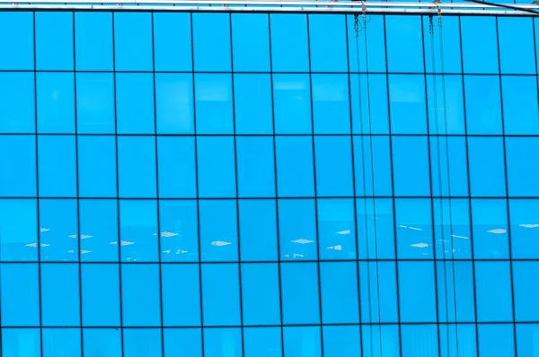 Синие окна с отражением — стоковое фото