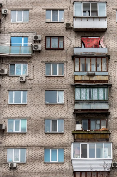 Eski bir balkon bina konut — Stok fotoğraf