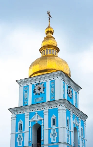 Церковь в синих цветах — стоковое фото