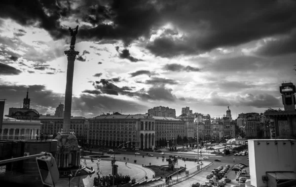 Kiev ciudad vida con cielo dramático — Foto de Stock