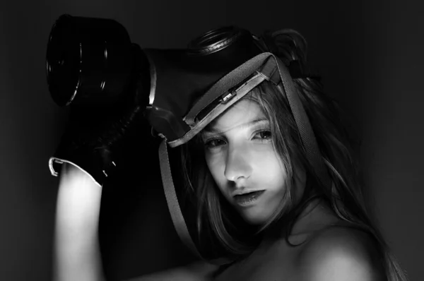 Молодая женщина в маске крупным планом — стоковое фото