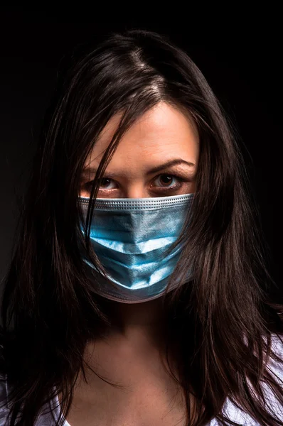 Jovem mulher em uma máscara protetora — Fotografia de Stock