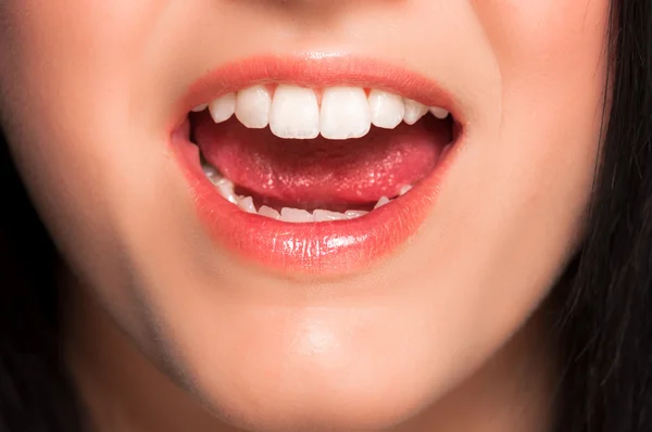 Usta ładna dziewczyna — Zdjęcie stockowe