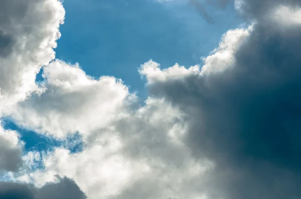 Cielo azul con hermosa luz del sol — Foto de Stock