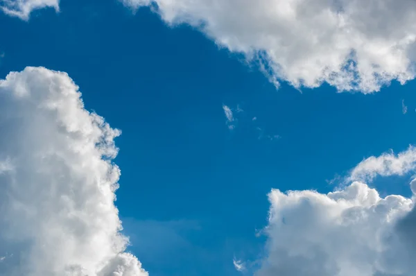 Beau ciel bleu avec des nuages — Photo