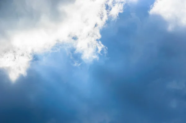 Beau ciel bleu avec des nuages — Photo