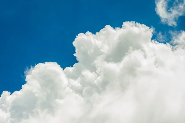 Mooie blauwe lucht met wolken — Stockfoto