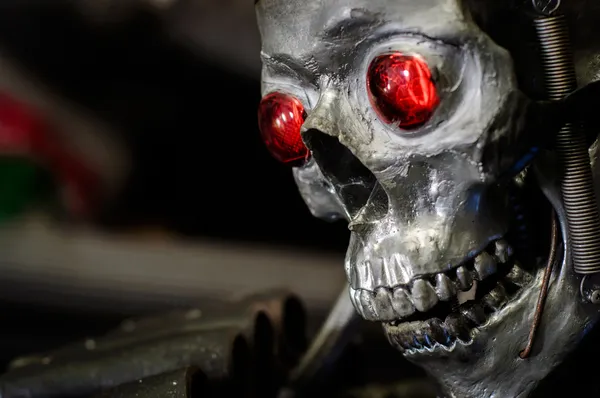 Dunkler menschlicher Schädel mit leuchtenden Augen — Stockfoto