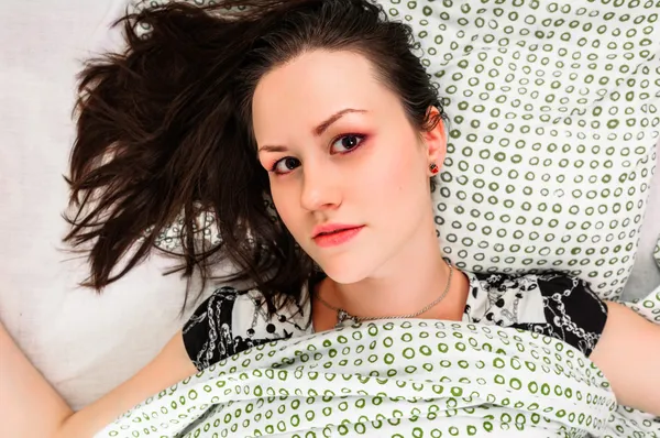 Fiatal nő az ágyban — Stock Fotó