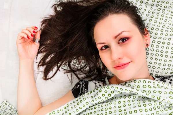 Mujer joven en la cama — Foto de Stock