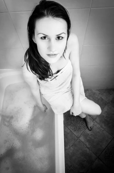 Девушка в ванной комнате — стоковое фото