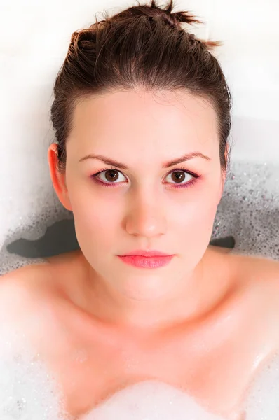 Fille dans la salle de bain — Photo