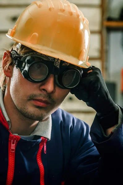 Trabalhador duro homem no capacete — Fotografia de Stock