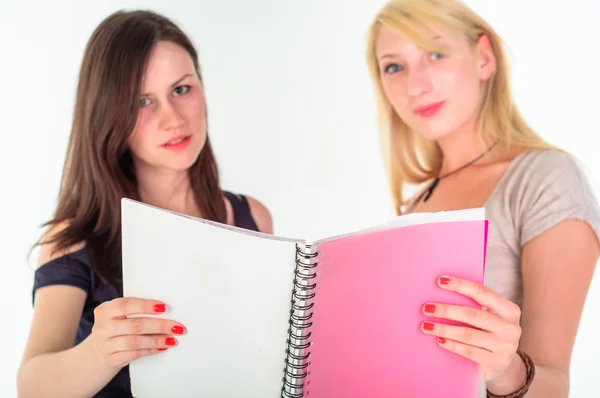 Zwei schöne Studentinnen machen sich bereit für die Schule — Stockfoto