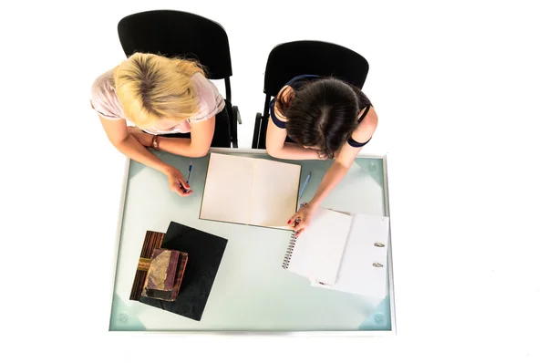 Zwei schöne Studentinnen machen sich bereit für die Schule — Stockfoto