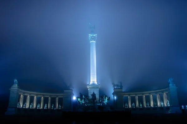 Kahramanlar Meydanı gece Budapeşte, Macaristan — Stok fotoğraf