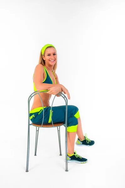 Unga fitness instruktör sitter på stol — Stockfoto