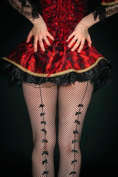 Nohy youn žena proti tmavému pozadí — Stock fotografie