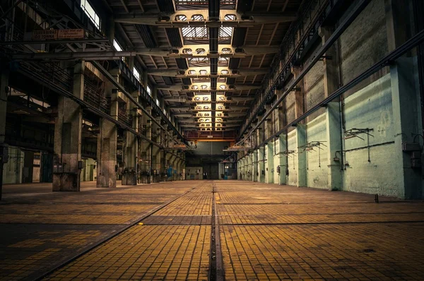Un interno industriale abbandonato — Foto Stock