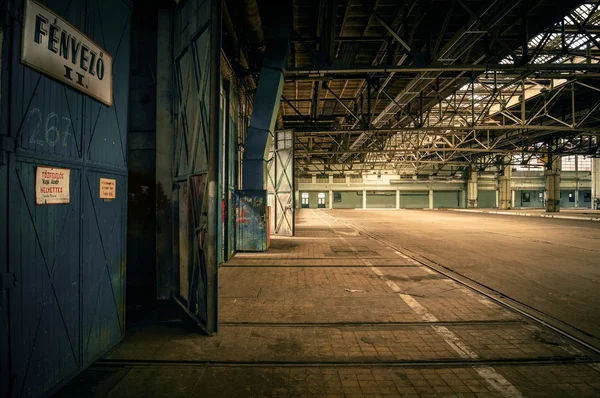 Um interior industrial abandonado — Fotografia de Stock