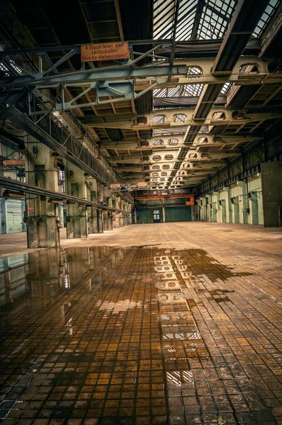 Un interno industriale abbandonato — Foto Stock