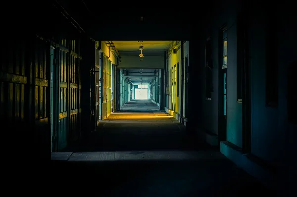 Свет в конце коридора — стоковое фото