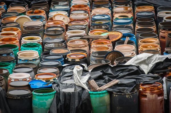 Vertedero de residuos químicos con muchos barriles — Foto de Stock