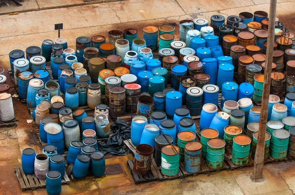Vertedero de residuos químicos con muchos barriles —  Fotos de Stock