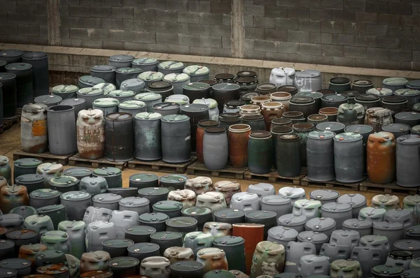 ถังขยะเคมีที่มีถังมากมาย — ภาพถ่ายสต็อก