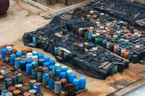 Décharge de déchets chimiques avec beaucoup de barils — Photo