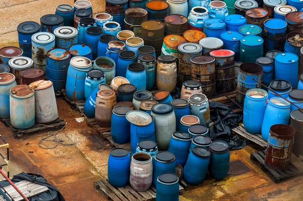 Vertedero de residuos químicos con muchos barriles — Foto de Stock