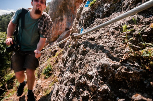 Giovane arrampicata montagna — Foto Stock