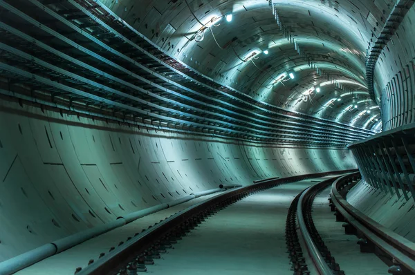 Ondergrondse tunnel met blauwe lichten — Stockfoto