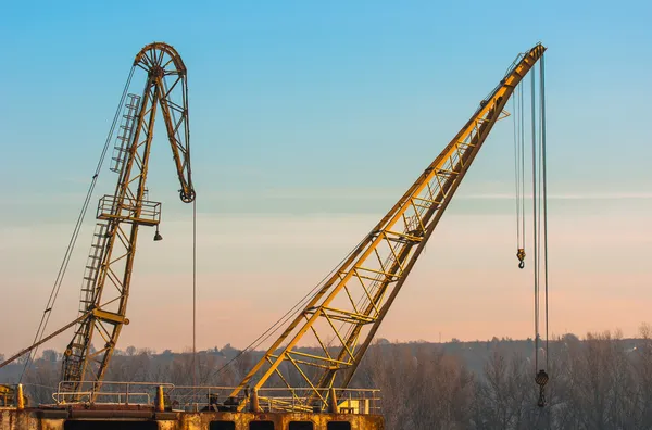 Industriële kraan op de scheepswerf — Stockfoto