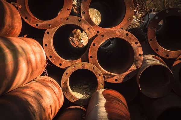 Vieux tuyaux rouillés empilés — Photo