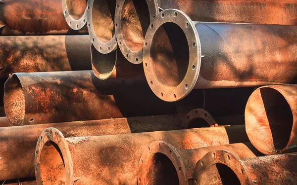 Rusty velhos tubos empilhados — Fotografia de Stock