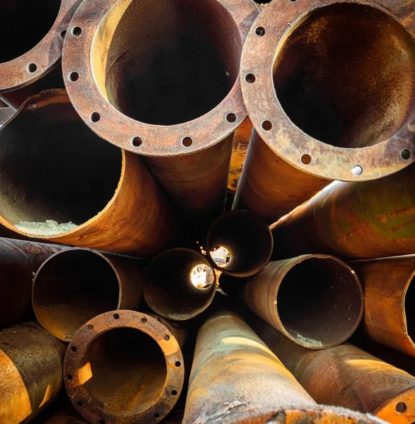 Rusty old pipes stacked up — Stock Photo, Image