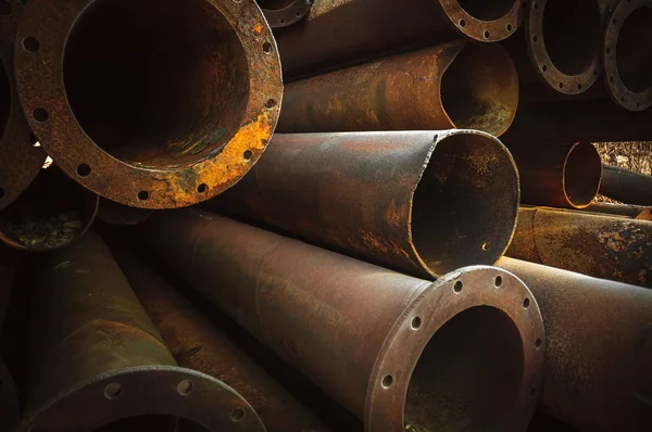 Rusty velhos tubos empilhados — Fotografia de Stock