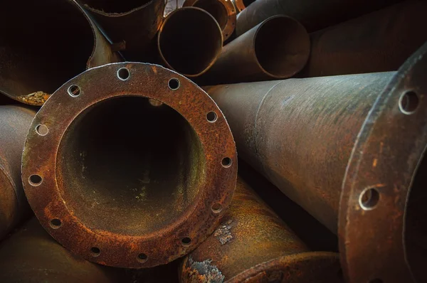 Rusty old pipes stacked up — Stock Photo, Image