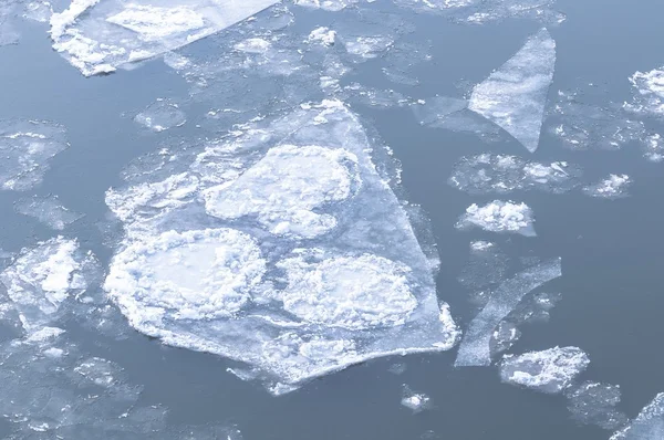 Kalla kyliga is på vattnet — Stockfoto