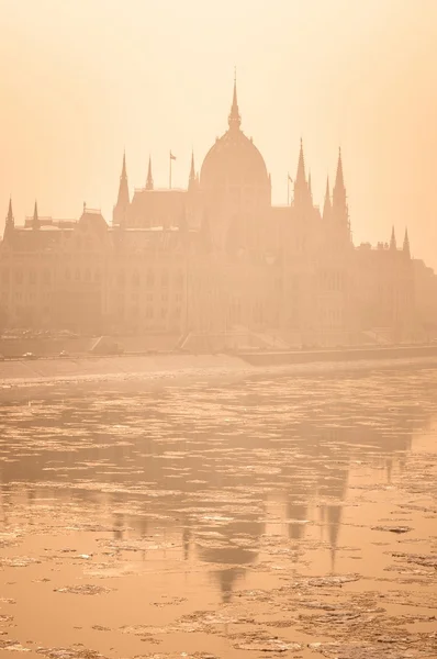 Węgierski Parlament we mgle — Zdjęcie stockowe