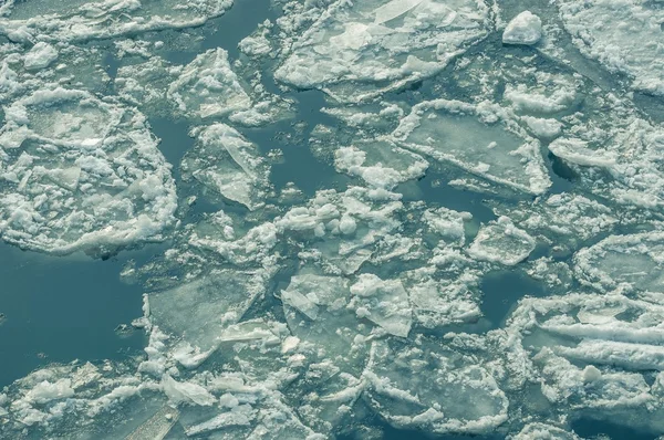 Cold chilly ice on the water — Stock Photo, Image